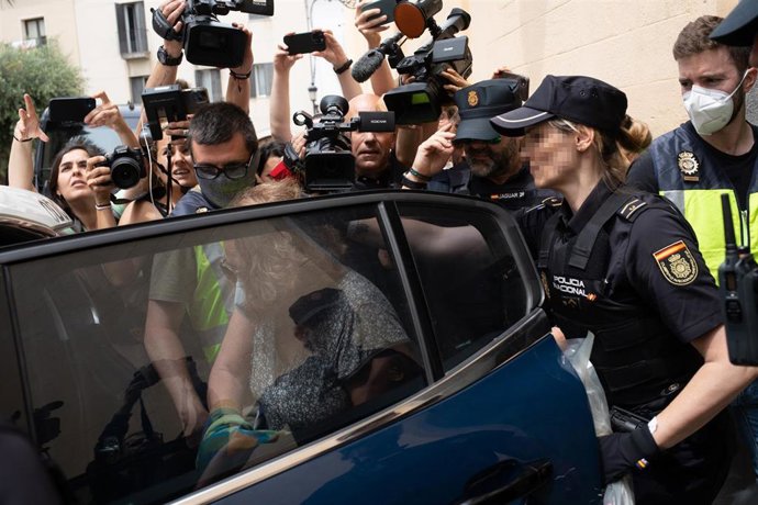 La alcaldesa de Sitges, Aurora Carbonell i Abella, a su salida del Ayuntamiento de Sitges por presunta malversación y prevaricación que afecta a miembros del actual Gobierno de ERC, a 21 de junio de 2023, en Sitges, Barcelona, Catalunya (España). Durant