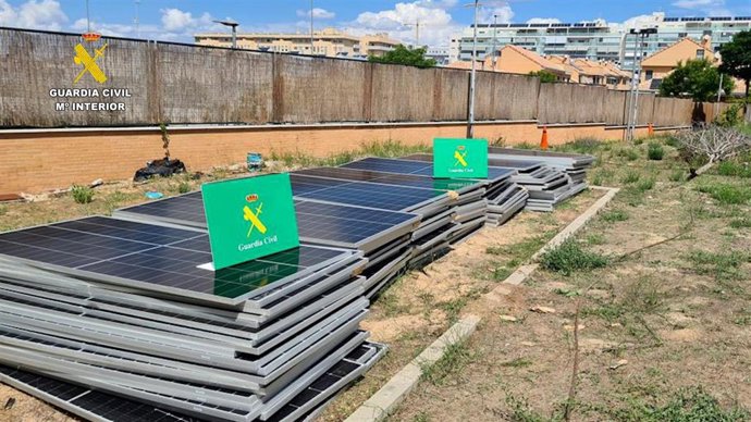 Placas solares recuperadas por la Guardia Civil en la operación Solarpa