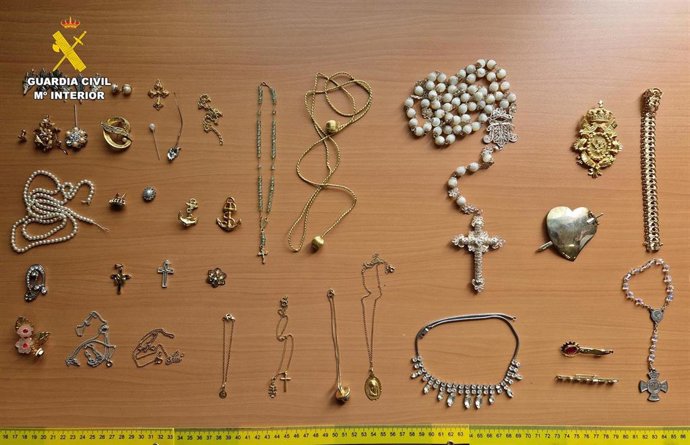 Objetos procedetes de delitos de robo con fuerza en las cosas, principalmente en lugares de culto, farmacias, estaciones de servicio.