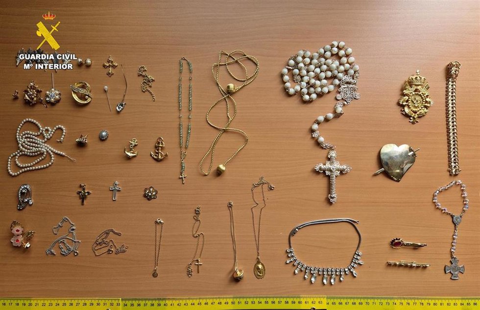 Objetos procedetes de delitos de robo con fuerza en las cosas, principalmente en lugares de culto, farmacias, estaciones de servicio.