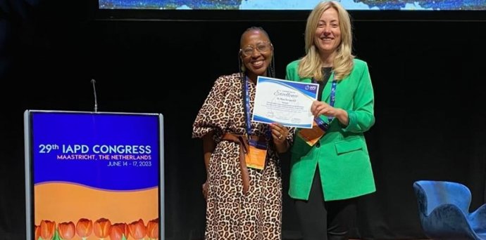 La higienista bucodental del centro de salud Seminario de Zaragoza, Rosa Tarragó, en la entrega de premios  de la Asociación Internacional de Odontopediatría, en Maastricht