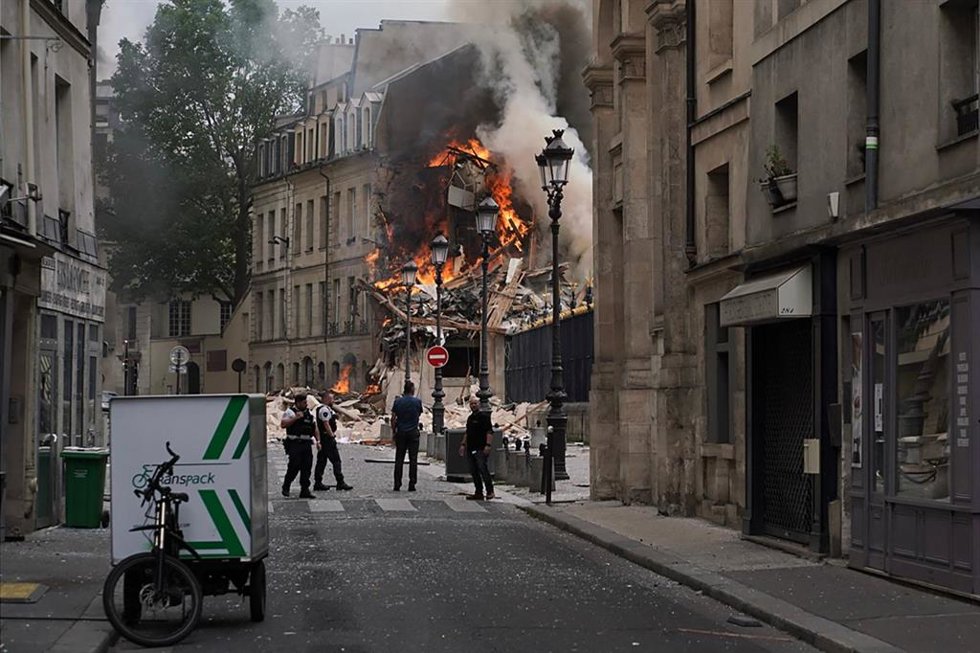 Incendio tras una explosión en un edificio de París