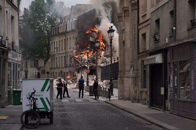 21 June 2023, France, Paris: Clouds of smoke and flames rise from the rubble of a building on Place Alphonse-Laveran in the 5th arrondissement of Paris after a gas explosion. Several buildings caught fire in the center of Paris. Photo: Abdulmonam Eassa/AF