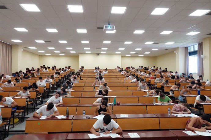 Archivo - Prueba de acceso a la Universidad de Málaga de junio de 2022 en Málaga