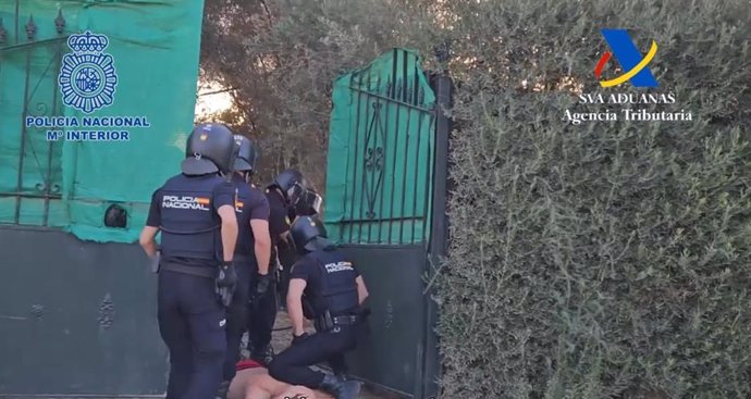 Agentes de la Policía Nacional en una operación contra el tráfico de drogas en la provincia de Sevilla.