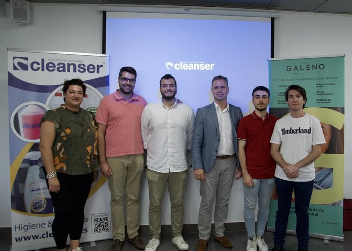 Los responsables de la empresa sevillana de productos de higiene y limpieza Cleanser han visitado las aulas del Instituto Superior de Formación Profesional Sanitaria Claudio Galeno.