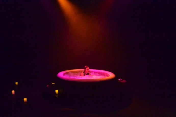 La compañía Sleepwalk Collective presenta en Espai LaGranja, 'Bautismo', una pieza escénica que mete al espectador en un jacuzzi hinchable.