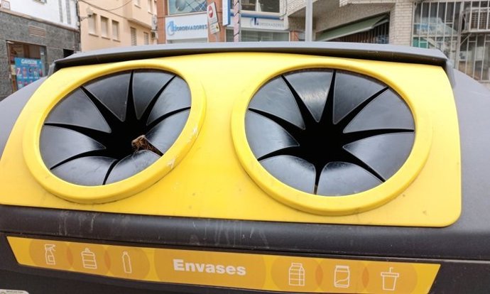 Un contenedor amarillo para el reciclaje de envases.