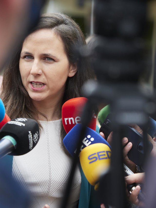 La ministra de Derechos Sociales y Agenda 2030, Ione Belarra, atiende a los medios de comunicación