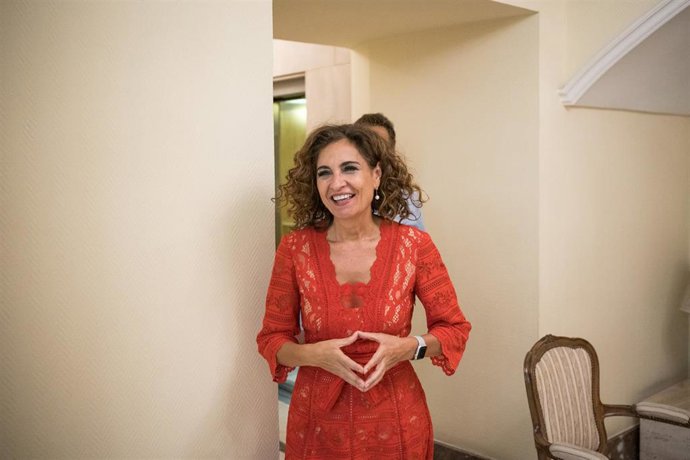 La ministra de Hacienda y Función Pública, María Jesús Montero, comparece frente a los medios de comunicación en la sede del Ministerio, a 8 de junio de 2023, en Madrid (España).