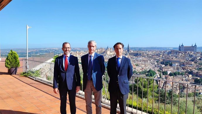 El vicesecretario general adjunto de política Exterior y Seguridad de la OTAN, Javier Colomina;  el jefe de gabinete del Alto Representante de la UE para los Asuntos Exteriores y política de Seguridad, Camilo Villarino, y el director de Europa Press.