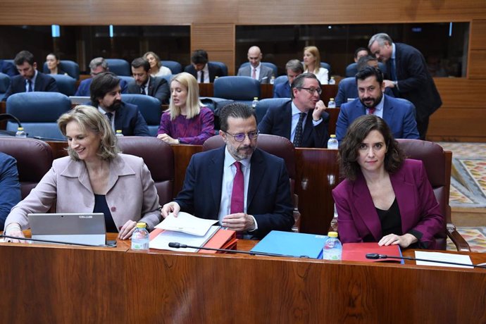 En la primera fila, la consejera en funciones de Medio Ambiente, Vivienda y Agricultura, Paloma Martín; el consejero en funciones de Economía, Hacienda y Empleo, Javier Fernández-Lasquetty y la presidenta en funciones de la Comunidad de Madrid, Isabel D