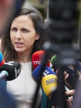 La ministra de Derechos Sociales y Agenda 2030, Ione Belarra, atiende a los medios de comunicación