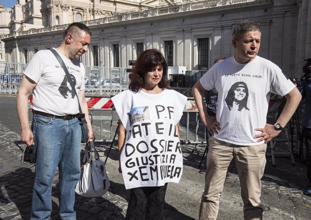 Archivo - 11 July 2019, Italy, Rome: Supporters of the Orlandi family stand near Vatican and wear T-shirts with the photo of Emanuela Orlandi, the daughter of a Vatican court servant who disappeared without a trace 36 years ago. The Vatican has opened two
