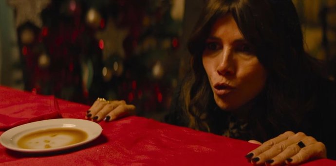 Grotesco banquete de funeral en este clip en primicia de La fortaleza, la nueva comedia de Chiqui Carabante