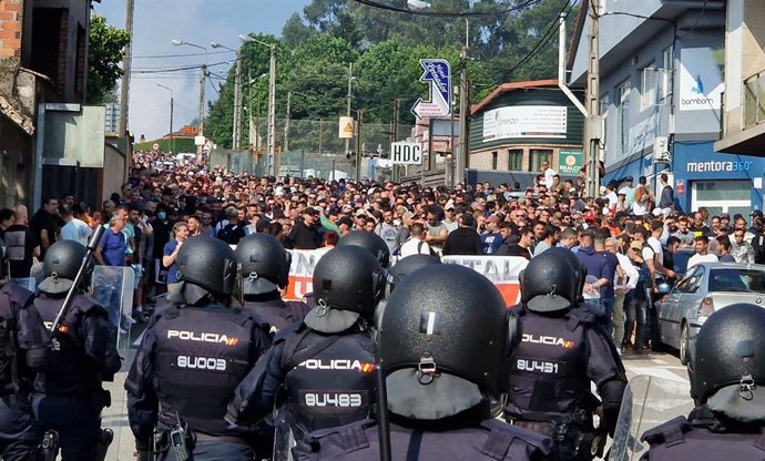 Miles de trabajadores del Metal, en huelga por un "convenio digno", en las inmediaciones del Ifevi de Vigo, ante un fuerte dispositivo policial, el 22 de junio de 2023.