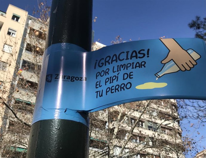 Archivo - Señal en la calle que insta a limpiar el pis de las mascotas