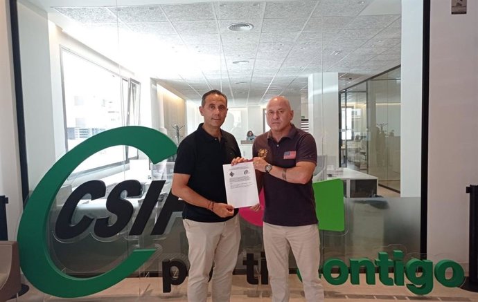 El presidente de CSIF-A, German Girela, y el presidente de la Aapsp, Alberto Martín, en la firma del convenio de colaboración entre ambas entidades