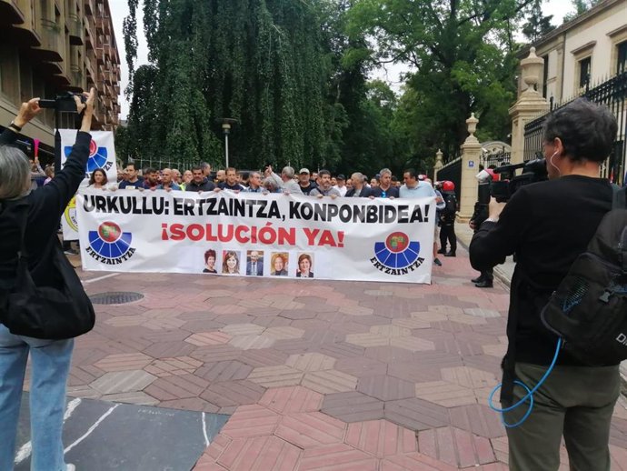Cabecera de la manifestación de ertzainas ante el Parlamento Vasco