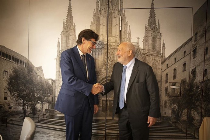Trobada entre el primer secretari del PSC, Salvador Illa, i el premi Nobel d'Economia, Joseph E. Stiglitz