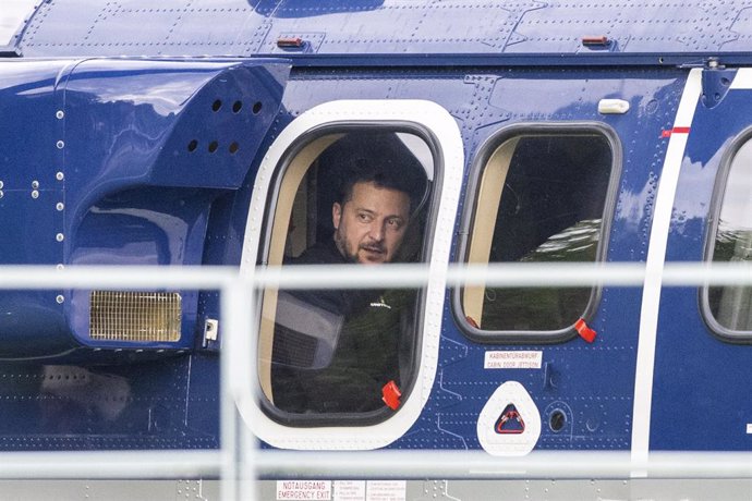 Archivo - 14 May 2023, Berlin: Ukrainian President Volodymyr Zelensky(L) boards a Federal Police helicopter after his talks with German Chancellor Olaf Scholz at the Federal Chancellery. Zelensky is in Germany for the first time since the Russian attac