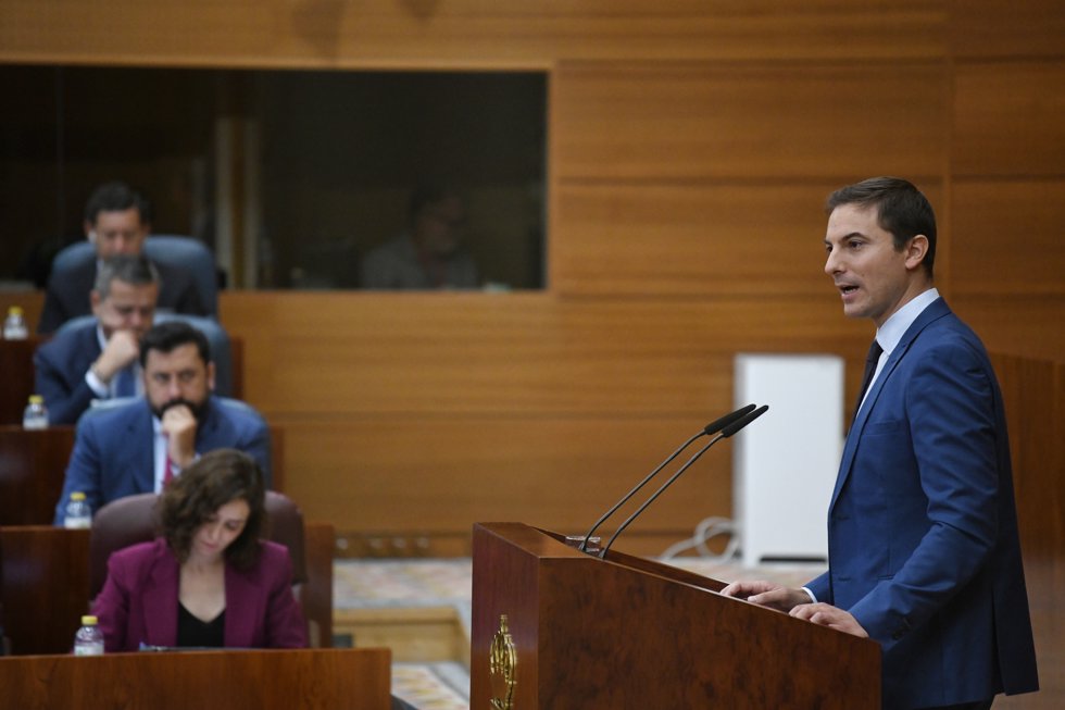 El portavoz de PSOE Madrid en la asamblea, Juan Lobato, interviene durante la segunda sesión del Pleno de investidura, en la Asamblea de Madrid, a 22 de junio de 2023, en Madrid (España). 
