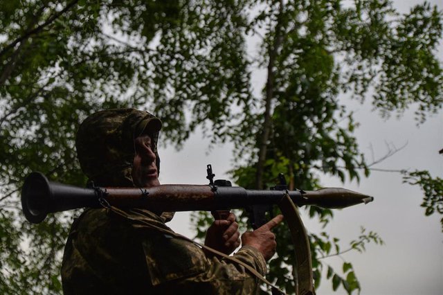 Un militar ucraniano armado en la región de Járkov