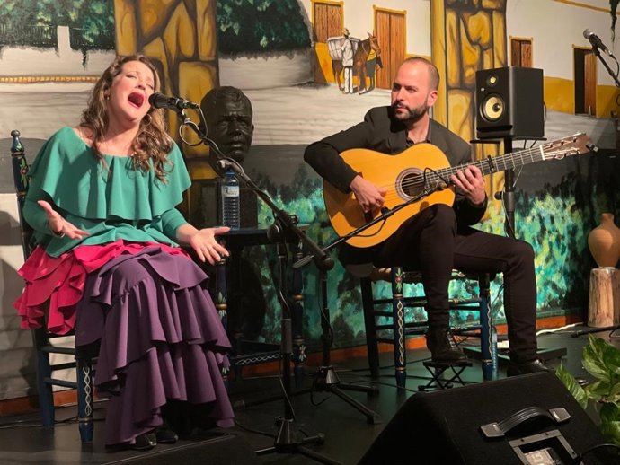 Archivo - La cantaora Rocío Belén Cuesta con Francis Gómez, en una imagen de archivo.