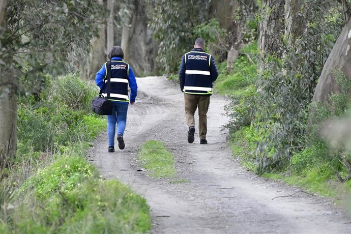 Archivo - Imagen de archivo del momento en que agentes de Policía y el equipo forense llegan al lugar en el que fue hallado el cuerpo del joven desaparecido en Ceuta en 2022 