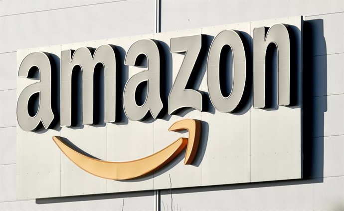 Archivo - FILED - 17 January 2019, Lower Saxony, Garbsen: A general view of the Amazon logo at a parcel centre of the online retailer. The US online company has won the rights to show Champions League football in Germany from 2021 on its Prime video ser