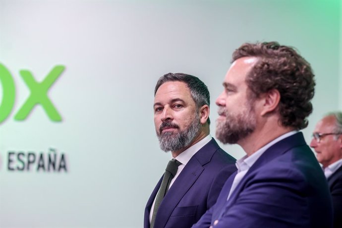 El líder de VOX, Santiago Abascal (i) y el portavoz nacional del partido en el Congreso, Iván Espinosa de los Monteros (d), durante una rueda de prensa, en la sede nacional de VOX, a 29 de mayo de 2023, en Madrid (España). VOX se ha consolidado como el te