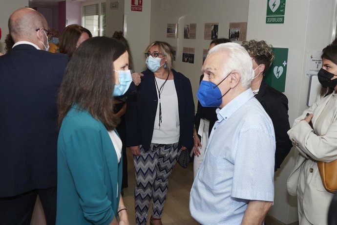 La ministra de Derechos Sociales y Agenda 2030, Ione Belarra, a su llegada a la residencia de mayores 'El Vergel' de Pamplona para conocer el proyecto 'Vivir mejor en casa'.