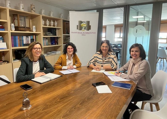 Imagen de la reunión entre la UCAV y el Colegio Profesional de Farmacia de Ávila.