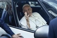 El Papa se excusa por no leer un discurso porque todavía está "bajo los efectos de la anestesia" y no respira bien
