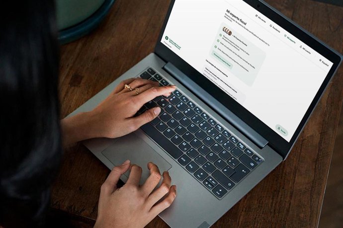 Persona utilizando portatil