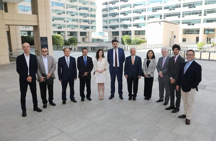 El presidente del Puerto de Barcelona, Lluis Salvadó, junto a representantes del Puerto y de la Asean.