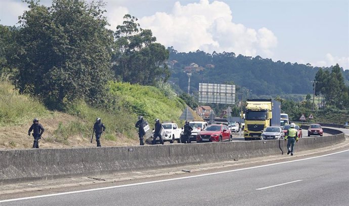 Agentes de Guardia Civil en la AP-9, en las inmediaciones del Ifevi, con motivo de las protestas de los trabajadores del metal, a 22 de junio de 2023.