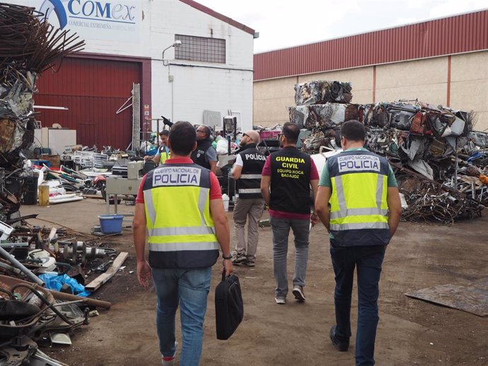 Agentes de la Policía Nacional en un centro de reciclaje de Badajoz