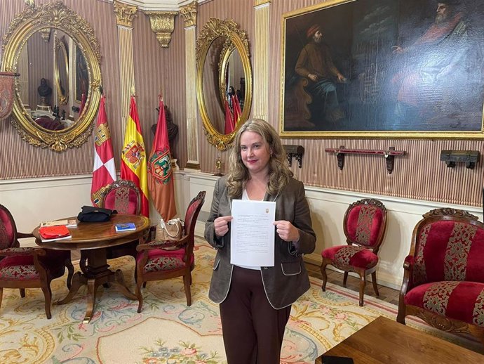 La alcaldesa de Burgos con la carta que ha enviado a la Junta.