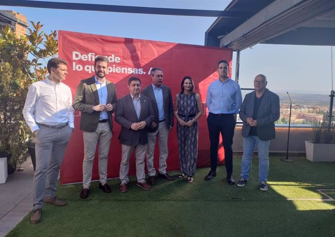 Juan Espadas (c), junto a Fracnisco Reyes y miembros de la candidatira del PSOE de Jaén.