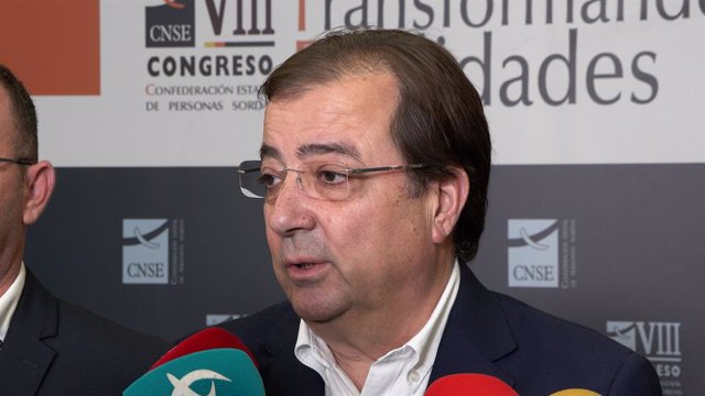 El secretario regional del PSOE y presidente de la Junta de Extremadura en funciones Guillermo Fernández Vara atiende a los medios en Cáceres