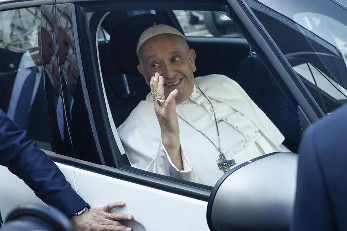 16 June 2023, Italy, Rome: Pope Francis leaves the Gemelli polyclinic after a surgery. Photo: Cecilia Fabiano/LaPresse via ZUMA Press/dpa