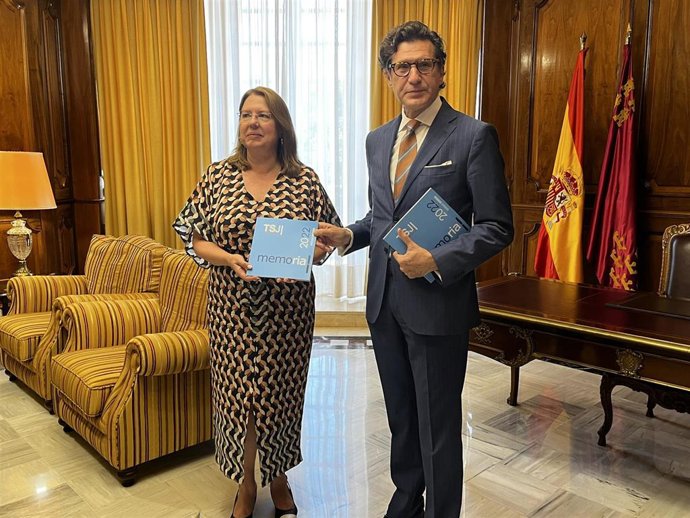 El presidente del Tribunal Superior de Justicia de la Región de Murcia, Miguel Pasqual del Riquelme, presenta la Memoria del TSJ de la Región correspondiente al año 2022 a la presidenta de la Asamblea Regional, Visitación Martínez