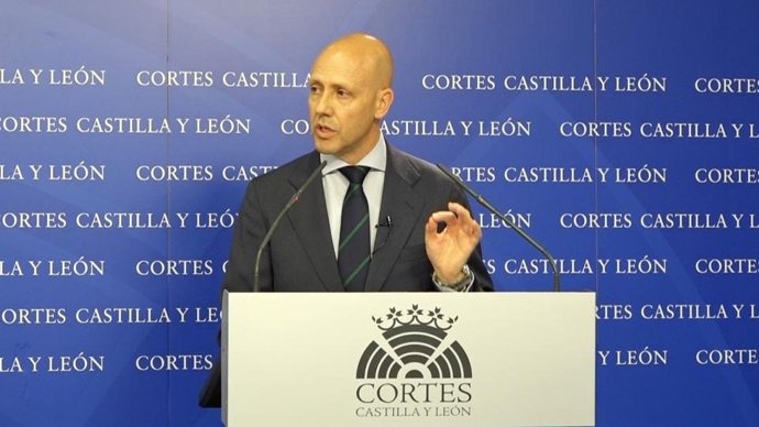 Carlos Menéndez atiende a los medios en la sala de prensa de las Cortes