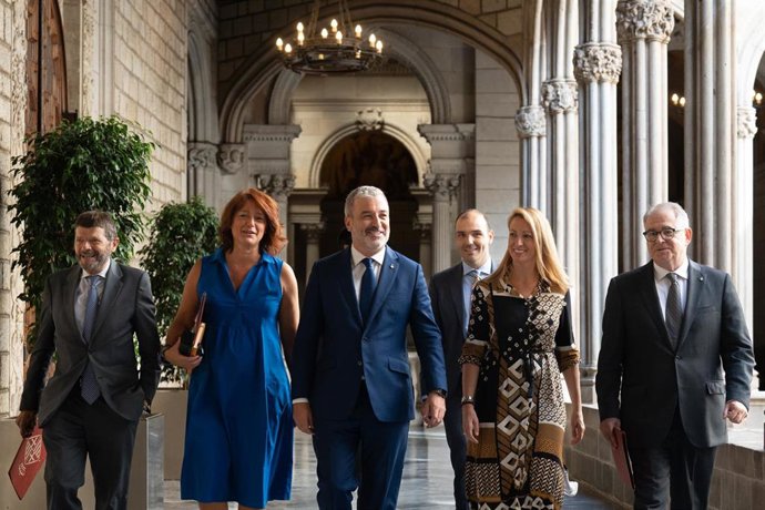 El alcalde de Barcelona, Jaume Collboni, junto a los tenientes de alcalde Albert Batlle, Laia Bonet, Maria Eugnia Gay y Jordi Valls, y el gerente municipal, Albert Dalmau.