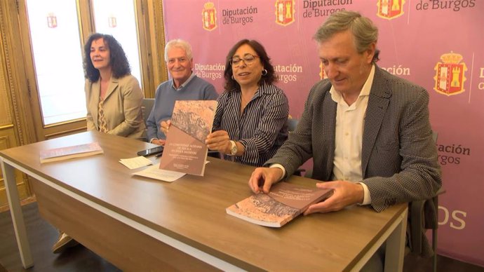 Presentación Del Libro Con La Diputada Provincial De Cultura, Raquel Contreras, El Ex Alcalde De Bozoo, Javier Abad, Y Los Autores Del Libro, María J. Negredo Y Ángel Palomino