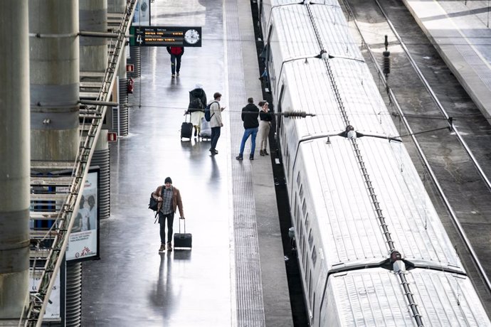 Archivo - Varias personas en el andén del AVE de la estación Puerta de Atocha-Almudena Grandes, a 26 de enero de 2023, en Madrid (España). 