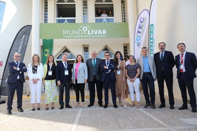 Crespo y Torralbo (centro) en la apertura de Mundolivar.