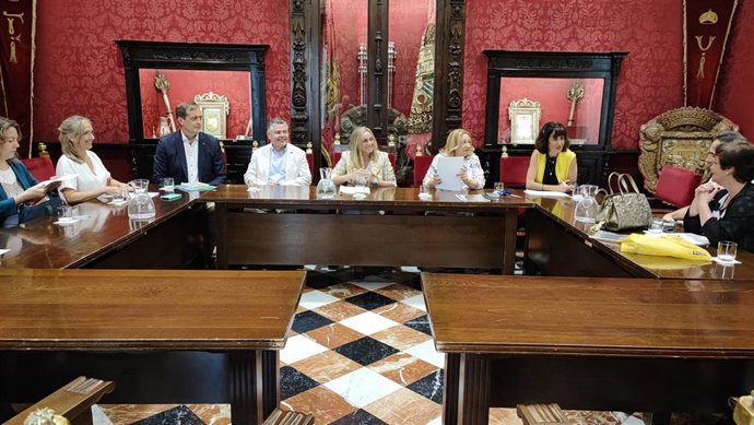 Reunión con responsables y técnicos del área económica del Ayuntamiento de Granada, presidida por Marifrán Carazo