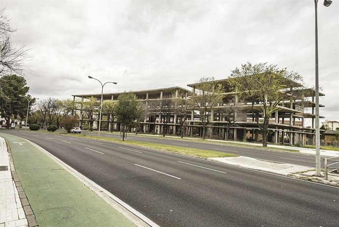 Solar con una estructura de planta inacabada próximo a Fibes que sale a subasta.